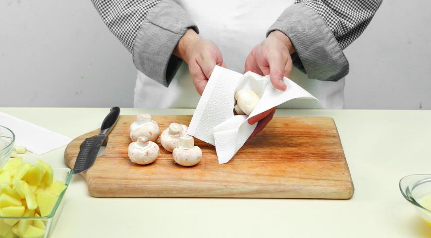 Фото приготовления рецепта: Рагу из шампиньонов с картофелем, шаг №2