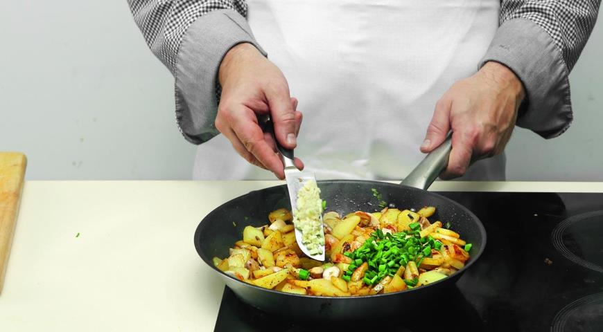Фото приготовления рецепта: Рагу из шампиньонов с картофелем, шаг №6