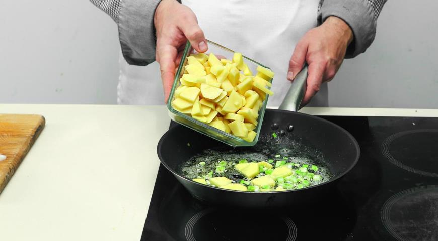 Фото приготовления рецепта: Рагу из шампиньонов с картофелем, шаг №4