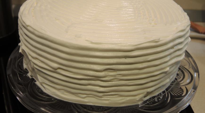 Оставшимся кремом смазываем верх и бока торта Рафаэлло