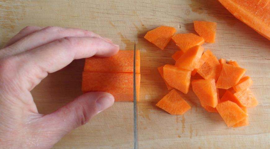 Нарезаем морковь и добавляем ее в бульон борща