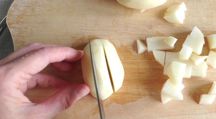 Нарезаем картофель для борща с отварной свеклой и мясом