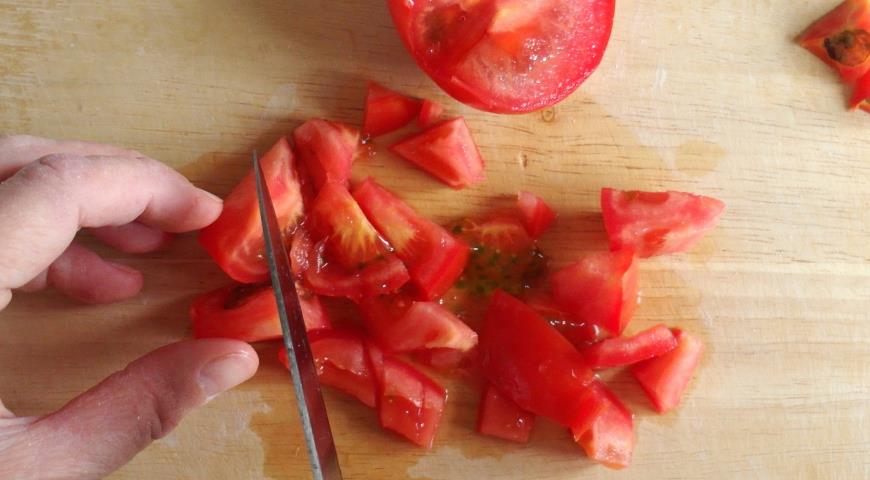 Нарезаем помидоры и добавляем их в кастрюлю с бульоном