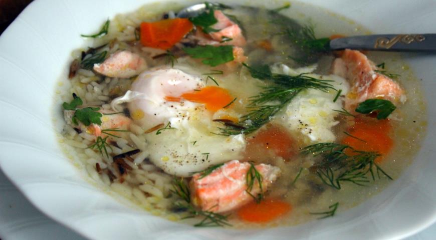 Суп из сёмги с рисом Акватика микс и яйцом пашот готов к подаче