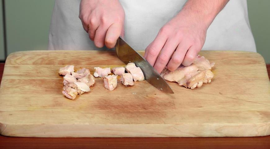 Фото приготовления рецепта: Холодец из курицы с пореем, шаг №6