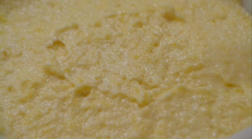 Для приготовления венского пирога вводим взбитые белки в тесто