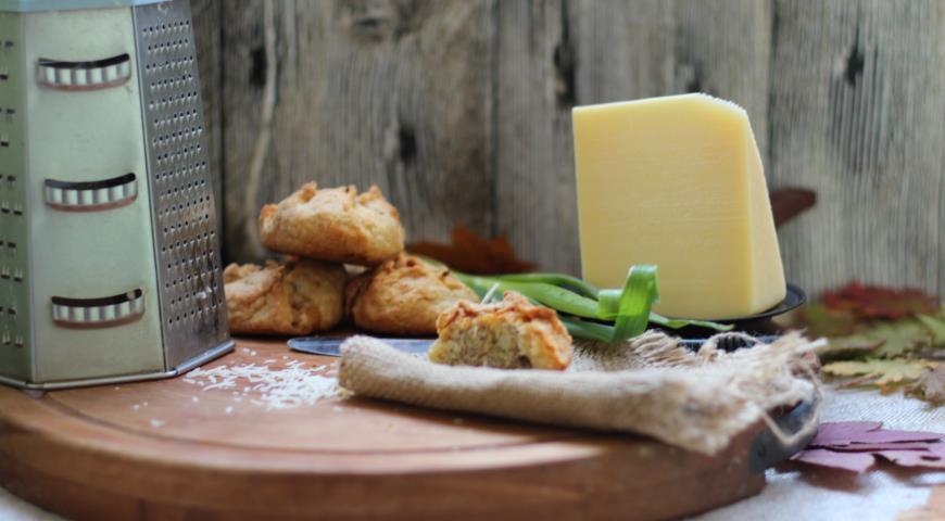 Мини-пирожки из рубленого картофельного теста с мясом и сыром готовы к подаче