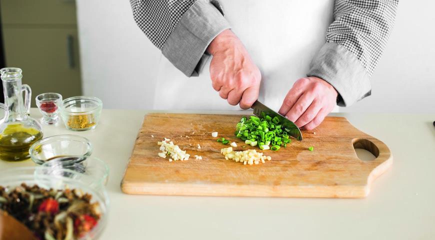 Фото приготовления рецепта: Салат из чечевицы с жареным луком и пряностями, шаг №4