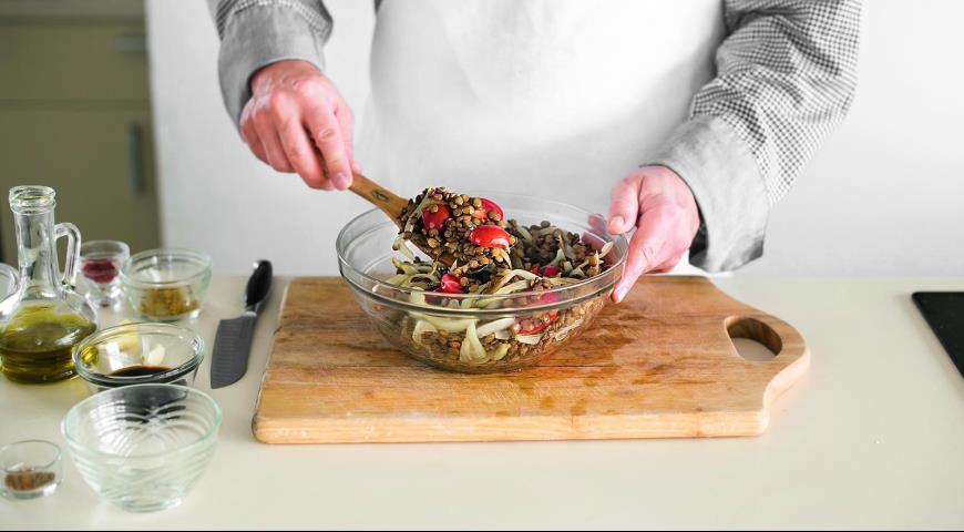 Фото приготовления рецепта: Салат из чечевицы с жареным луком и пряностями, шаг №3