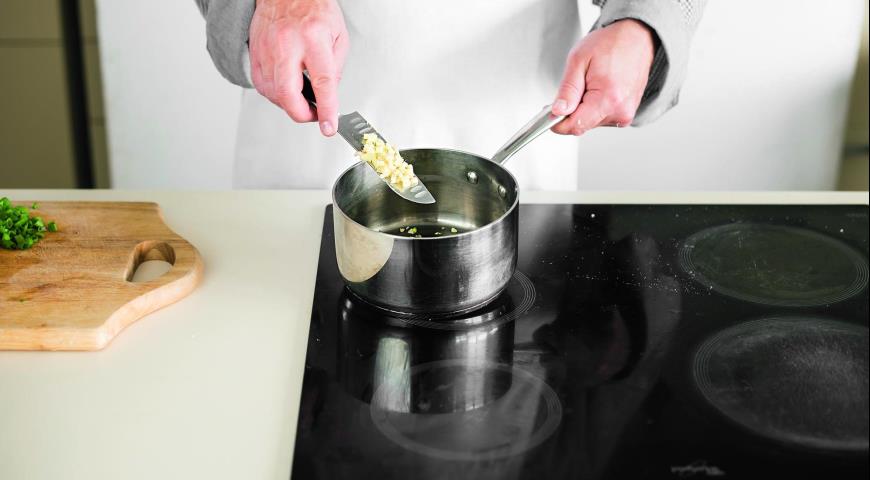 Фото приготовления рецепта: Салат из чечевицы с жареным луком и пряностями, шаг №5