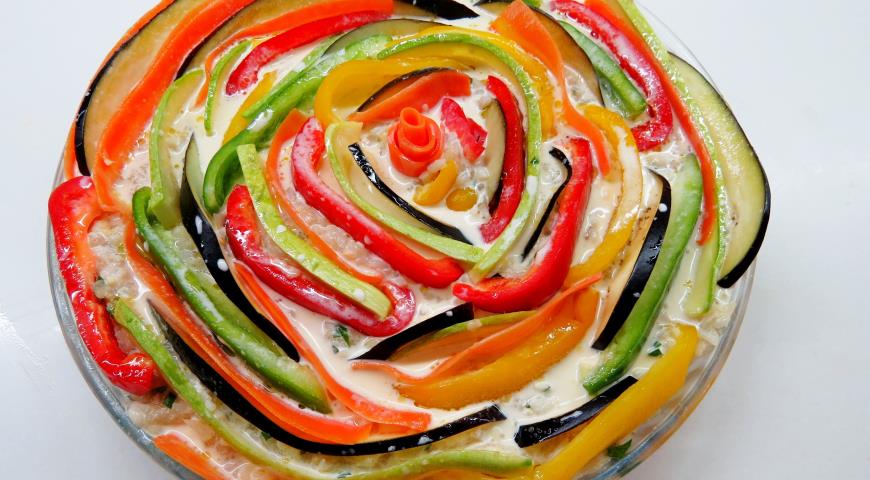 Ставим разноцветную запеканку с фаршем и овощами в духовку