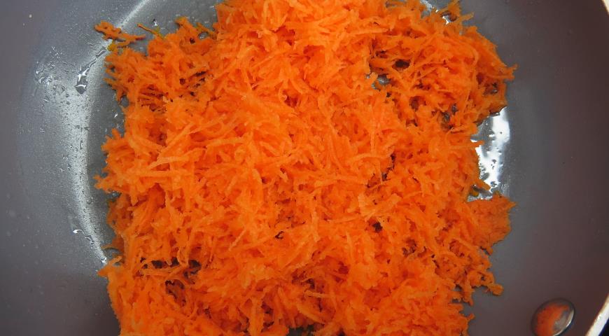 Натираем морковь, затем нарезаем шпинат