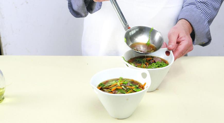 Фото приготовления рецепта: Вьетнамский суп с говядиной и лапшой, шаг №4