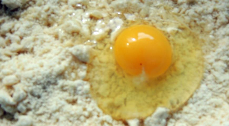 Добавляем яйцо и замешиваем тесто
