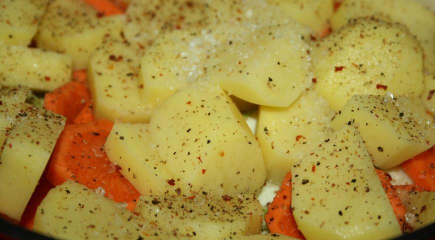 Картофель и морковь крупно нарезаем