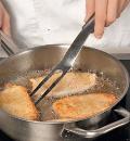 Фото приготовления рецепта: Быстрые кальмары в сухарях на ужин, шаг №3