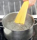 Фото приготовления рецепта: Спагетти с корейкой, маслинами и помидорами, шаг №5