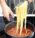 Фото приготовления рецепта: Спагетти с корейкой, маслинами и помидорами, шаг №6
