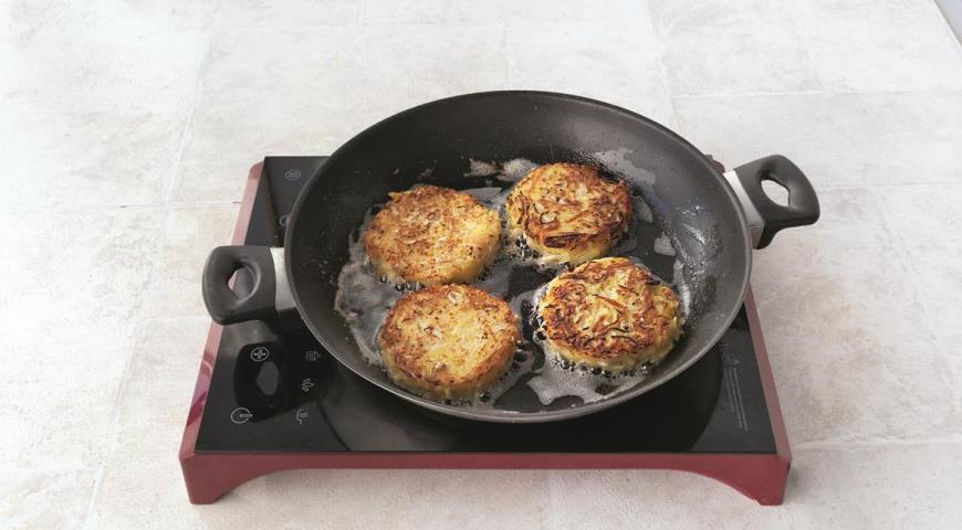 Фото приготовления рецепта: Котлетки из свежей капусты с картофелем, шаг №4