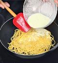 Фото приготовления рецепта: Спагетти карбонара со сливками и беконом, шаг №4