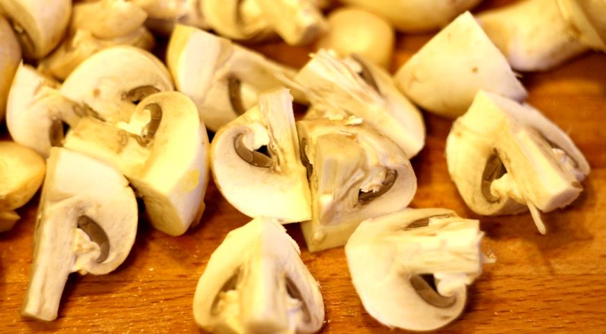 Обжариваем грибы для салата «Оранжевое настроение»