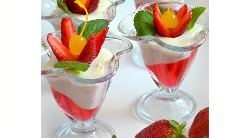 Десерт с клубникой Талия украсить ягодами и мятой