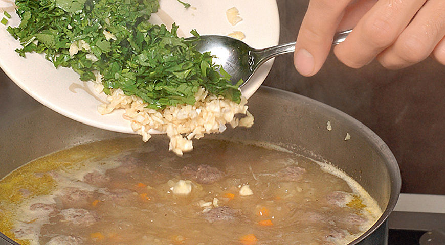 Фото приготовления рецепта: Суп с фрикадельками и булгуром, шаг №6