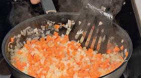 Фото приготовления рецепта: Суп с фрикадельками и булгуром, шаг №2