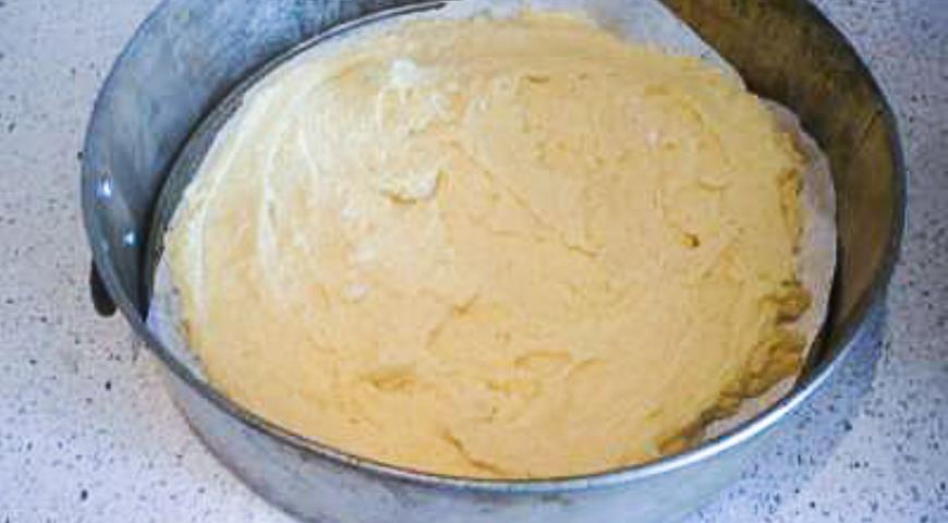 Выкладываем тесто для торта в форму для выпекания
