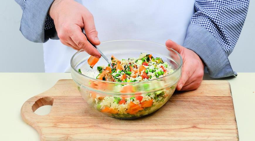 Фото приготовления рецепта: Овощной салат с коричневым рисом, шаг №4