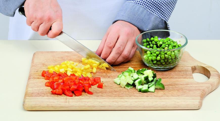 Фото приготовления рецепта: Овощной салат с коричневым рисом, шаг №2