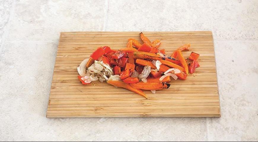 Фото приготовления рецепта: Кускус с печеными овощами, нутом и миндалем, шаг №2