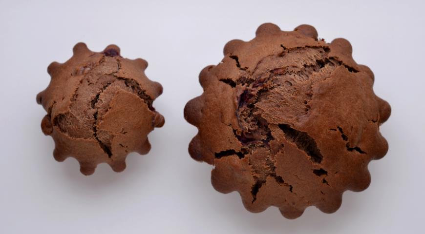 Запекать постные шоколадные кексы с вишней до готовности
