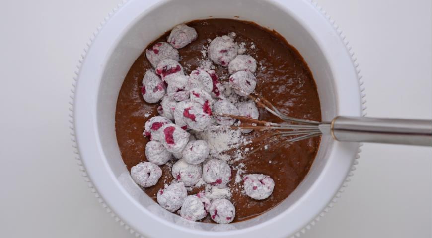Замариновать вишню в коньяке с сахаром, слить жидкость и выложить ягоды в тесто