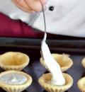 Фото приготовления рецепта: Мини-запеканки из козьего сыра, шаг №3