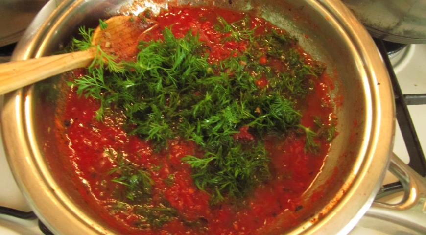Приготовить томатный соус для цветных пельменей