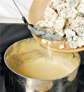 Фото приготовления рецепта: Ракушки с соусом из четырех сыров, шаг №2