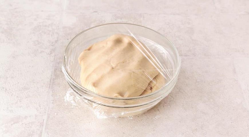 Фото приготовления рецепта: Чебуреки с картошкой и сыром, шаг №4