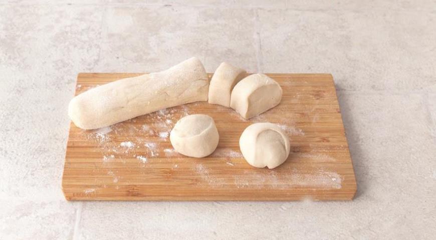 Фото приготовления рецепта: Чебуреки с картошкой и сыром, шаг №5