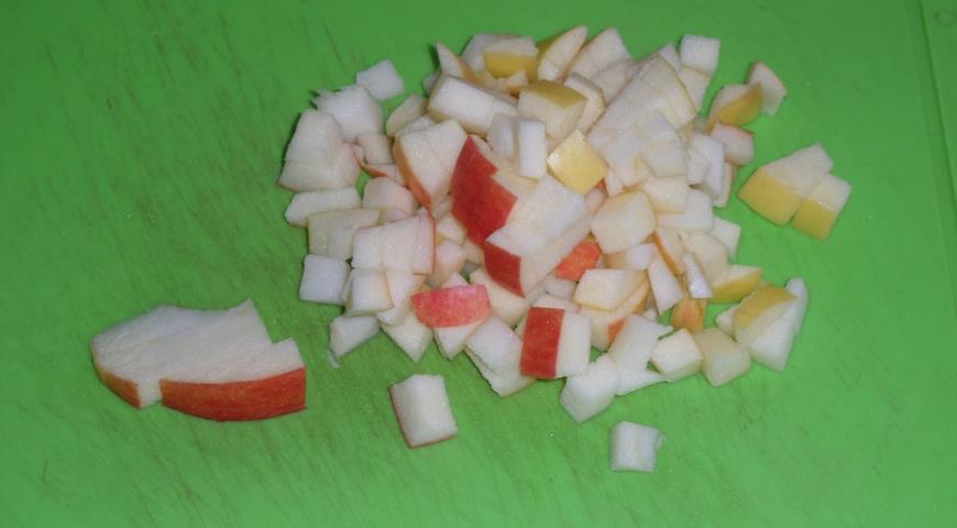 Фото приготовления рецепта: Овсяная каша с яблоком и корицей , шаг №5