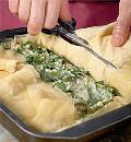 Фото приготовления рецепта: Пирог с сыром фета и шпинатом, шаг №3