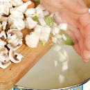 Фото приготовления рецепта: Ракушки с овощами и грибами, шаг №5