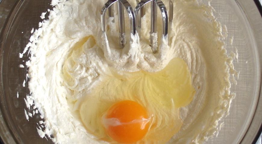 Взбиваем сливочное масло с сахаром и ванильным сахаром, затем добавляем яйцо