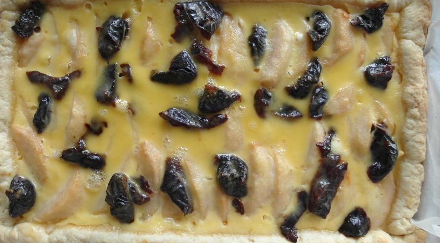 Ставим пирог с грушами и сушеным черносливом под сметанной заливкой в духовку выпекаться
