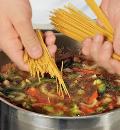 Фото приготовления рецепта: Буру-буру - суп из овощей и пасты с корфу, шаг №3