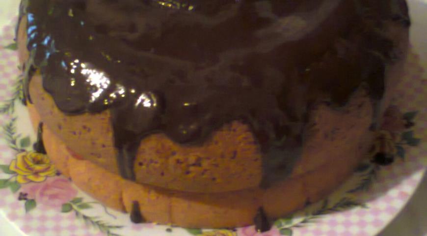 Покрываем торт шоколадной глазурью