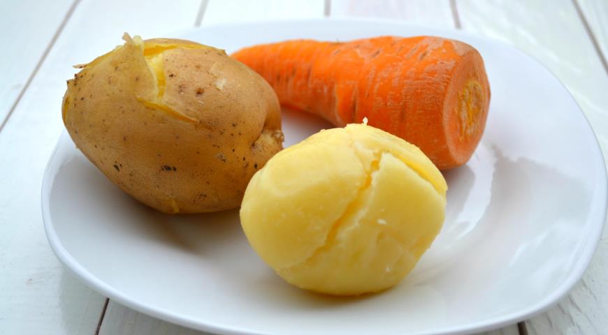 Отварить картофель и морковь, пропарить тыкву для приготовления супа-пюре