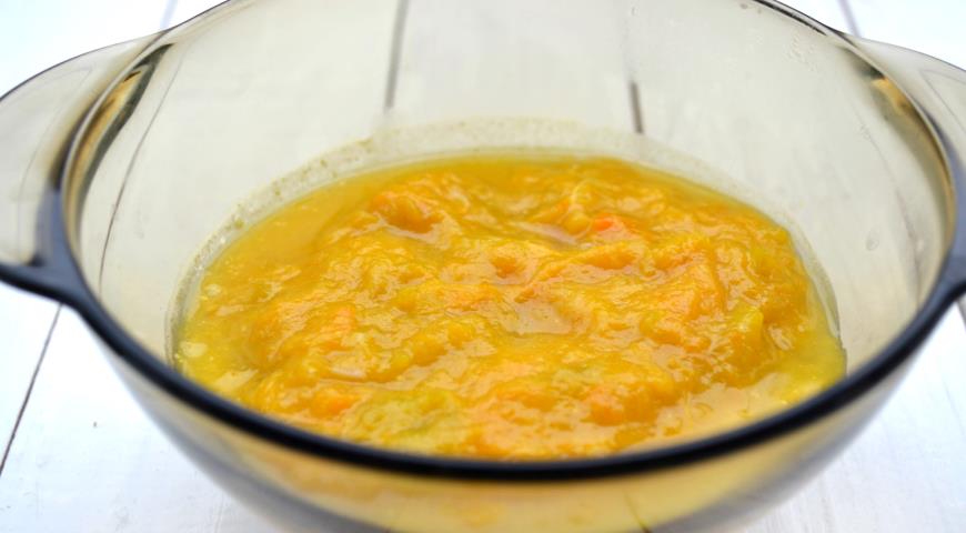 Пассеровать мякоть тыквы на оливковом масле для приготовления супа