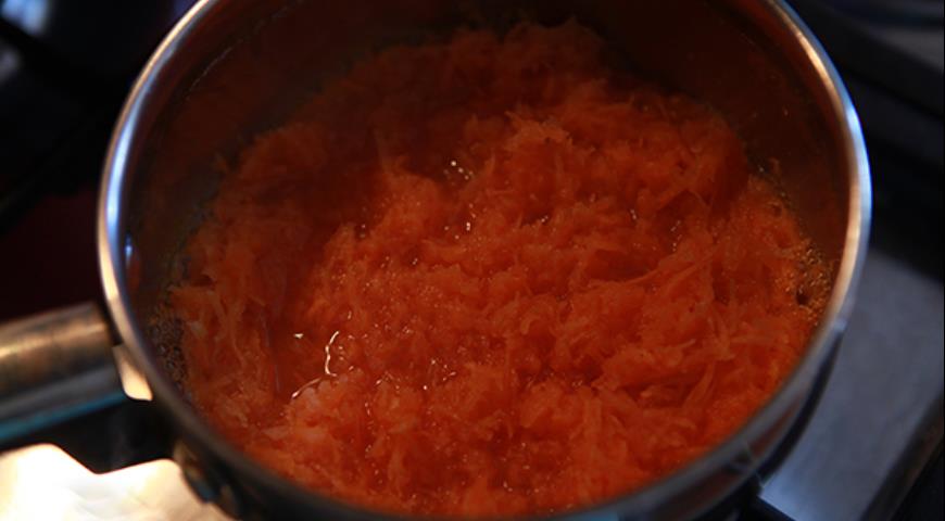 Добавить к тертой моркови воду и тушить до полуготовности