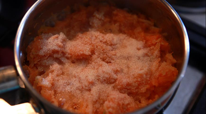 Добавить в морковно-яблочное пюре манку и сахар для приготовления морковных котлет